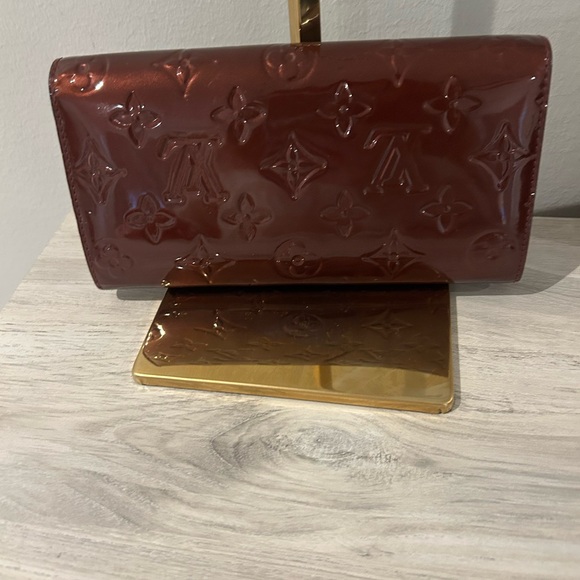 Authentic LV Vernis burgundy wallet - Picture 2 of 11